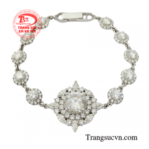 Lắc tay vàng tây quyền quý mang vẻ đẹp cao sang được đính kết từ 163 viên đá Moissanite. 