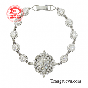 Chiếc lắc tay được các nghệ nhân kỳ công chế tác tỉ mỉ. 