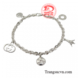 Lắc tay vàng trắng thời trang là điểm nhấn quan trọng giúp hoàn thiện bộ trang phục cho các chị em.