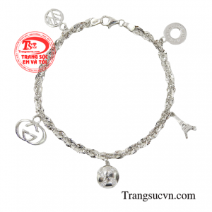 Chiếc lắc tay giúp người phụ nữ trở nên uyển chuyển và duyên dáng hơn trong những bộ cánh nữ tính.