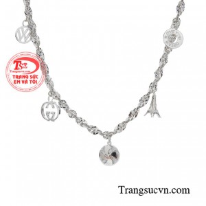 Chất liệu vàng 10k cao cấp cùng với công nghệ chế tác hiện đại giúp sản phẩm được nâng tầm đẳng cấp sang trọng.