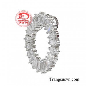 Chiếc mặt dây mang đến sức hút đặc biệt cho người sử dụng.