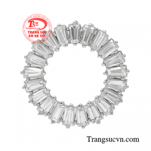 Mặt dây chuyền vàng ánh dương được thiết kế theo ý tưởng từ ánh hào quang của ánh mặt trời rực rỡ.