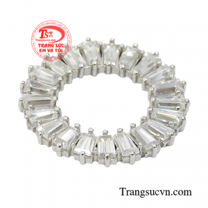 Với chiếc mặt dây này các quý cô có thể thỏa sức phối cùng với nhiều trang phục khác nhau mà vẫn rất hợp thời trang.