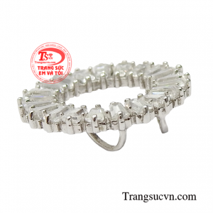 Chiếc mặt dây sẽ là thứ vũ khí lợi hại để gây ấn tượng với người đối diện trong lần đầu gặp mặt.