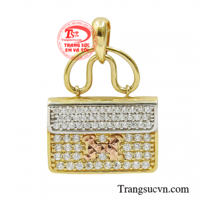 Mặt dây chuyền vàng thiết kế được lấy ý tưởng từ chiếc túi hàng hiệu Hermes đình đám. 