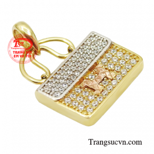 Chiếc mặt dây là món  phụ kiện giúp các cô gái tăng thêm sự tự tin của chính mình.