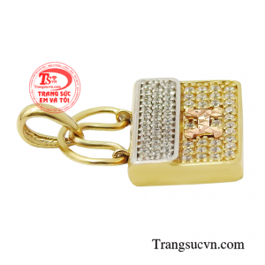 Bất kỳ một tín đồ thời trang nào cũng khó có thể phủ nhận được sức thu hút khó cưỡng của món phụ kiện sang trọng này. 