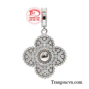 Mặt dây kim cương nữ tính giúp điểm xuyến và tôn vinh nét dịu dàng, thanh lịch cho các quý cô sành điệu.