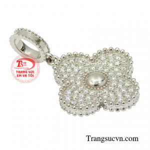 Một người phụ nữ hiện đại thì nhất định phải sắm ngay cho mình một chiếc mặt dây chuyền kim cương để có thể phô diễn vẻ sang trọng cho các nàng.