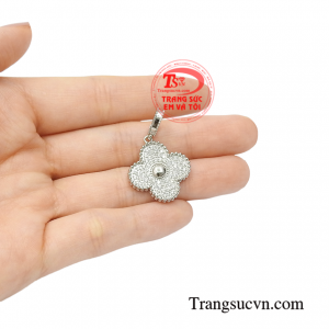 Mặt dây kim cương nữ tính đẳng cấp.