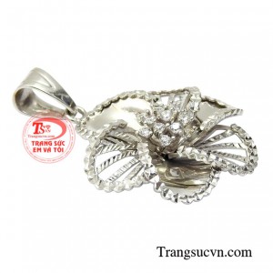 Chỉ với một chiếc mặt dây nhỏ xinh thôi cũng đủ khiến cho các nàng thêm phần nổi bật và thu hút được ánh nhìn với người đối diện.