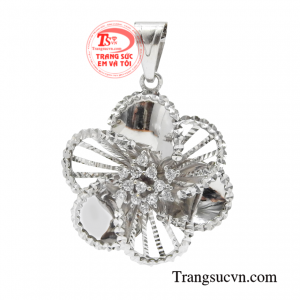 Mặt dây nữ giới tinh tế là sản phẩm không thể vắng mặt trong bộ trang sức của mọi cô gái.