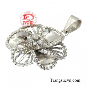 Chiếc mặt dây nữ có thể kết hợp với nhiều loại dây chuyền vàng cũng như dễ kết hợp với nhiều kiểu trang phục khác nhau.