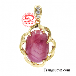 Mặt dây ruby sao may mắn là biểu tượng sắc đẹp của người phụ nữ thành công và hạnh phúc. 