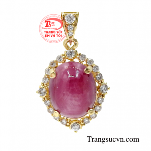 Mặt dây ruby sao cao cấp được chế tác từ vàng tây 14k cùng đá ruby thiên nhiên chất lượng.