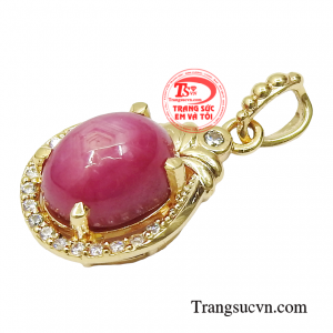 Sản phẩm mặt dây được gắn viên đá chủ ruby kết hợp vàng 14k sẽ khiến bạn tỏa sáng rực rỡ trong mọi cuộc hẹn.