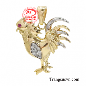 Mặt dây tuổi dậu may mắn được chế tác từ vàng 14k mang lại diện mạo mới cho người sử dụng.