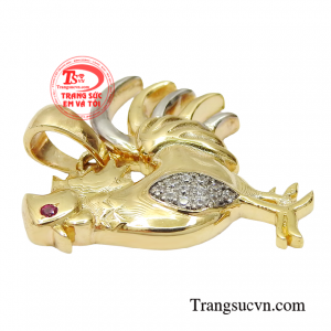 Sản phẩm có thể kết hợp với các mẫu dây chuyền vàng để tăng thêm phần mạnh mẽ và nam tính.