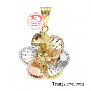 Mặt dây vàng kiêu sa giúp điểm xuyến và tôn vinh nét dịu dàng, thanh lịch cho các cô nàng thời thượng. 