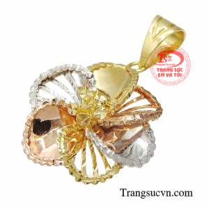 Hơn thế chiếc mặt dây này còn phù hợp để sử dụng trong nhiều hoàn cảnh và các dịp khác nhau tạo điểm thu hút cho các nàng. 