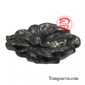 Hồ ly phong thủy được chế tác từ thạch anh tóc có thể giúp trừ những xui xẻo những điều không tốt thúc đẩy công việc của bạn.