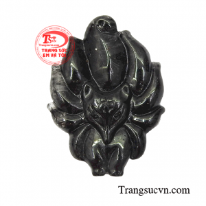 Mặt hồ ly thu hút được chạm khắc 9 đuôi trên nền chất liệu đá thạch anh tóc đen. 