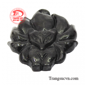 Theo những chuyên gia phong thủy, những người nam hay nữ vẫn còn độc thân có thể đeo mặt dây hồ ly để có thể mau chóng thoát cô đơn và tìm được nửa kia của mình.