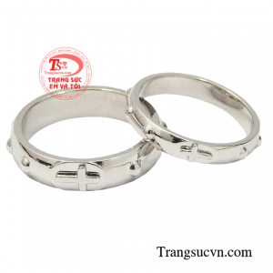 Nhẫn cưới vàng trắng thánh giá kiểu dáng độc đáo được rất nhiều khách hàng ưa chuộng.