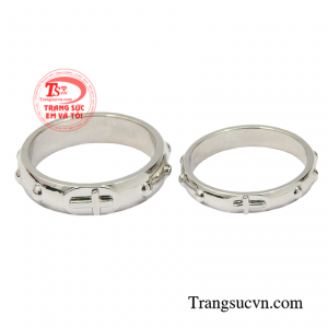 Cặp nhẫn cưới là sự kết nối, là sự đồng điệu giữa hai tâm hồn với nhau, chắp cánh cho tình yêu thêm ngọt ngào.