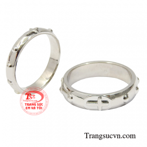 Đôi nhẫn cưới có thể đặt chế tác theo yêu cầu, khắc chữ miễn phí ghi dấu kỉ niệm.