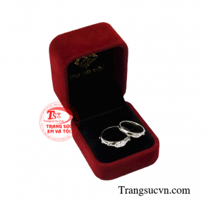 Nhẫn cưới vàng trắng thánh giá chất lượng.