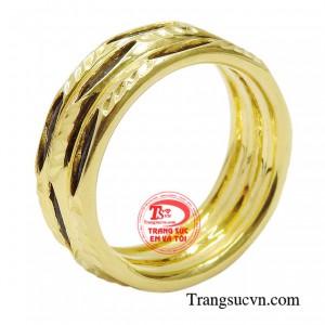 Nhẫn vàng thời thượng may mắn được coi là biểu tượng của tình yêu. 