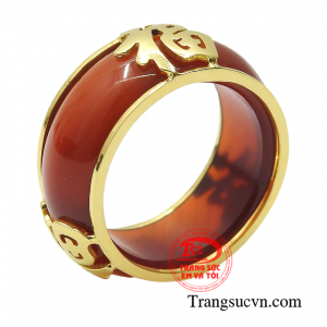 Nhẫn mã não bọc vàng chữ phúc với mong muốn đem đến điều may mắn cho người sử dụng. 