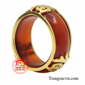Chiếc nhẫn được chế tác kỳ công tỉ mỉ trên chất liệu vàng 18k cao cấp cùng đá mã não với vẻ đẹp độc nhất. 