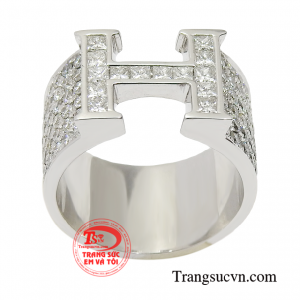 Chiếc nhẫn được nạm 98 viên kim cương thiên nhiên trên nền chất liệu vàng 18k. 