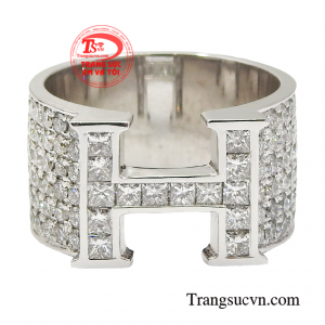 Nên khi bạn có trên tay chiếc nhẫn kim cương này thì địa vị xã hội của bạn như nâng lên một tầm cao mới. 