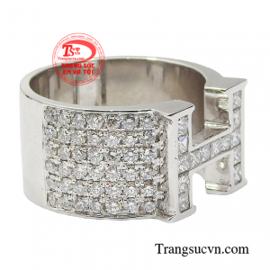 Trang sức không còn chỉ để làm đẹp mà còn là thứ đem đến giá trị vô hình cho người sử dụng. 