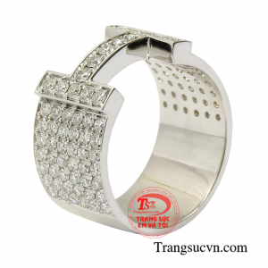 Nhẫn nam kim cương chữ H được chế tác từ vàng trắng 18k kết hợp cùng kim cương thiên nhiên chất lượng cao.