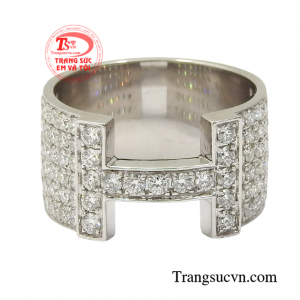 Kim cương không chỉ được nữ giới yêu thích mà cả nam giới cũng vô cùng ưa chuộng loại đá quý này.