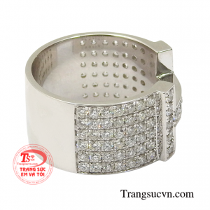 Diện chiếc nhẫn kim cương giúp người đeo thể hiện sức mạnh quyền lực, sự giàu sang.