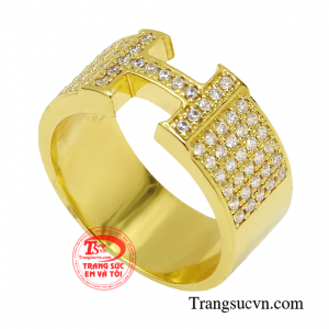 Từng chi tiết được đính kết đá tỉ mỉ khiến sản phẩm trở nên cao cấp hơn nhiều cùng vàng 18k chất lượng.