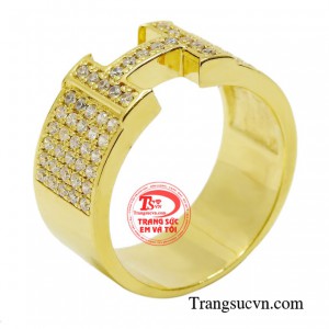 Nhẫn nam vàng tây uy quyền với thiết kế to bản khỏe khoắn kiểu dáng phong cách bắt mắt.