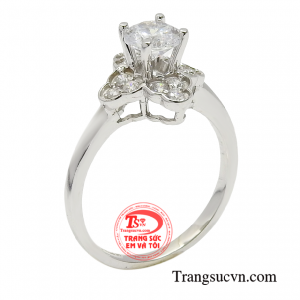 Nhẫn nữ ánh ban mai được thiết kế từ vàng trắng 10k cùng kiểu dáng thanh mảnh giúp đôi bàn tay thêm phần mềm mại nữ tính.