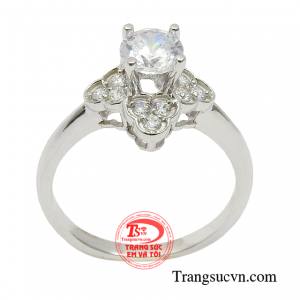 Chiếc nhẫn còn là có thể giúp bạn trao đi những yêu thương, bày tỏ tình cảm đến với người con gái bạn yêu.