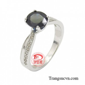 Đá sapphire là viên đá quý đã quá quen thuộc và thường được gắn trên các sản phẩm trang sức vàng đắt giá, nâng tầm sang trọng cho người sử dụng.