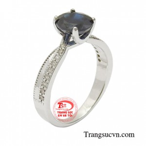 Nhẫn nữ sapphire phú quý vàng 18k được thiết kế với kiểu dáng tinh xảo, hợp thời trang