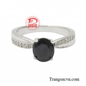 Sapphire còn là viên đá biểu tượng cho sự thịnh vượng, giàu có và bình an nên càng được nhiều người lựa chọn đeo bên mình