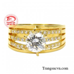 Vẻ đẹp ấy không phải là sự mong manh của một cô gái yêu đuối mà là sự từng trải của người phụ nữ mặn mà với thời gian.