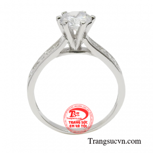 Chiếc nhẫn giúp phái nữ trở nên đằm thắm, dịu dàng khoe sắc cùng nhiều bộ cánh khác nhau. 